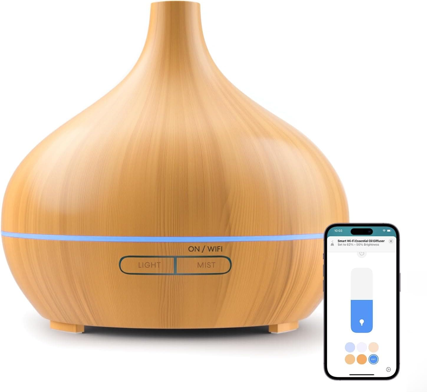 Difusor con acabado de madera clara y luz azul, junto a la app de móvil mostrando los controles de encendido, color e intensidad