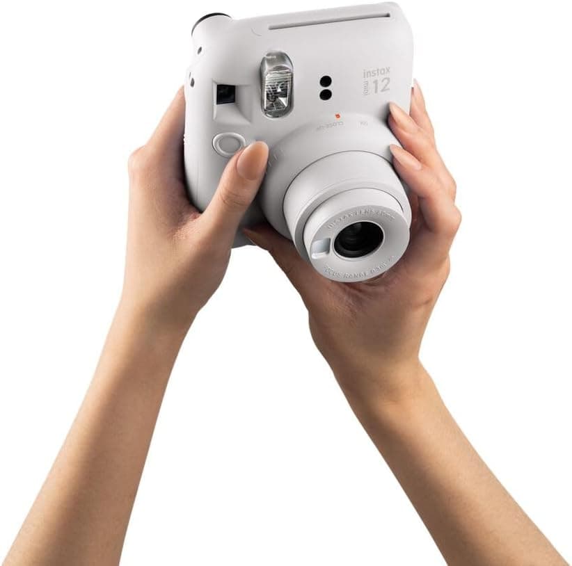 El espejo para selfies integrado junto al objetivo de la cámara
