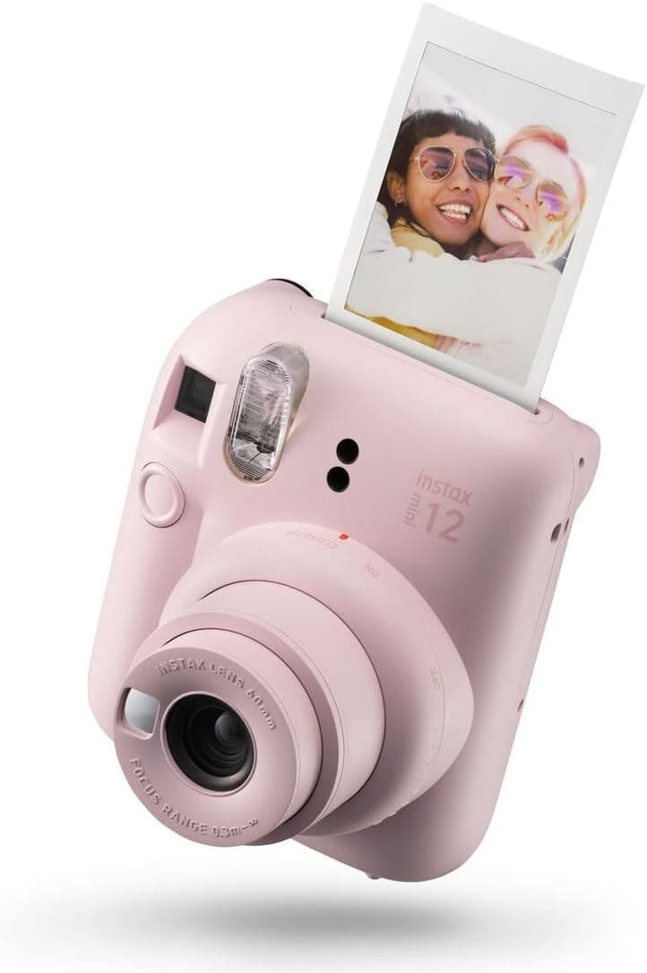 Las cuarenta fotos de película Instax Mini apiladas junto a la cámara