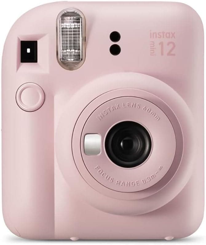 La cámara Instax Mini 12 haciendo una foto con el flash activado