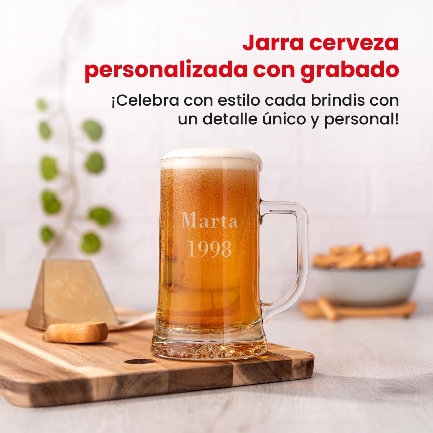 Dos versiones del grabado, una en jarra de vidrio y otra en jarra de acero, sobre una mesa