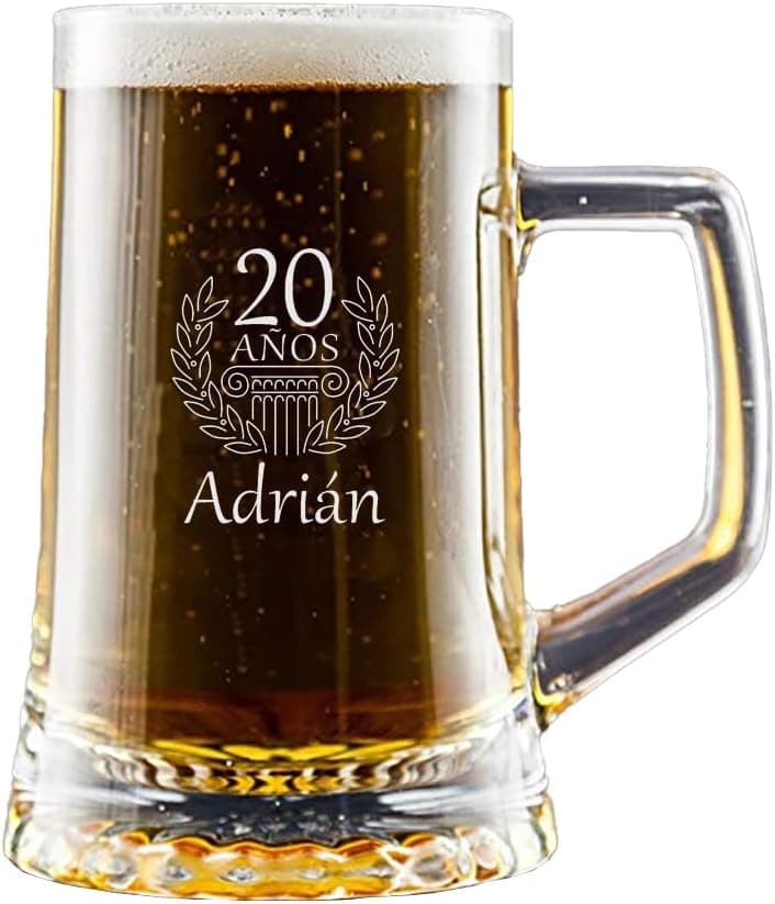Jarra de cerveza de cristal grabada con nombre y edad, junto al estuche negro de regalo