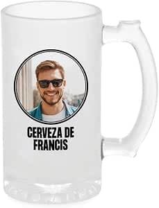 Jarra de cerveza de cristal esmerilado mate con una fotografía y un nombre impresos