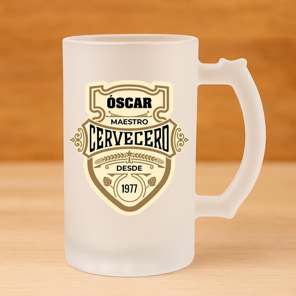 Jarra de cerveza de cristal esmerilado con etiqueta "Óscar, Maestro Cervecero desde 1977" impresa