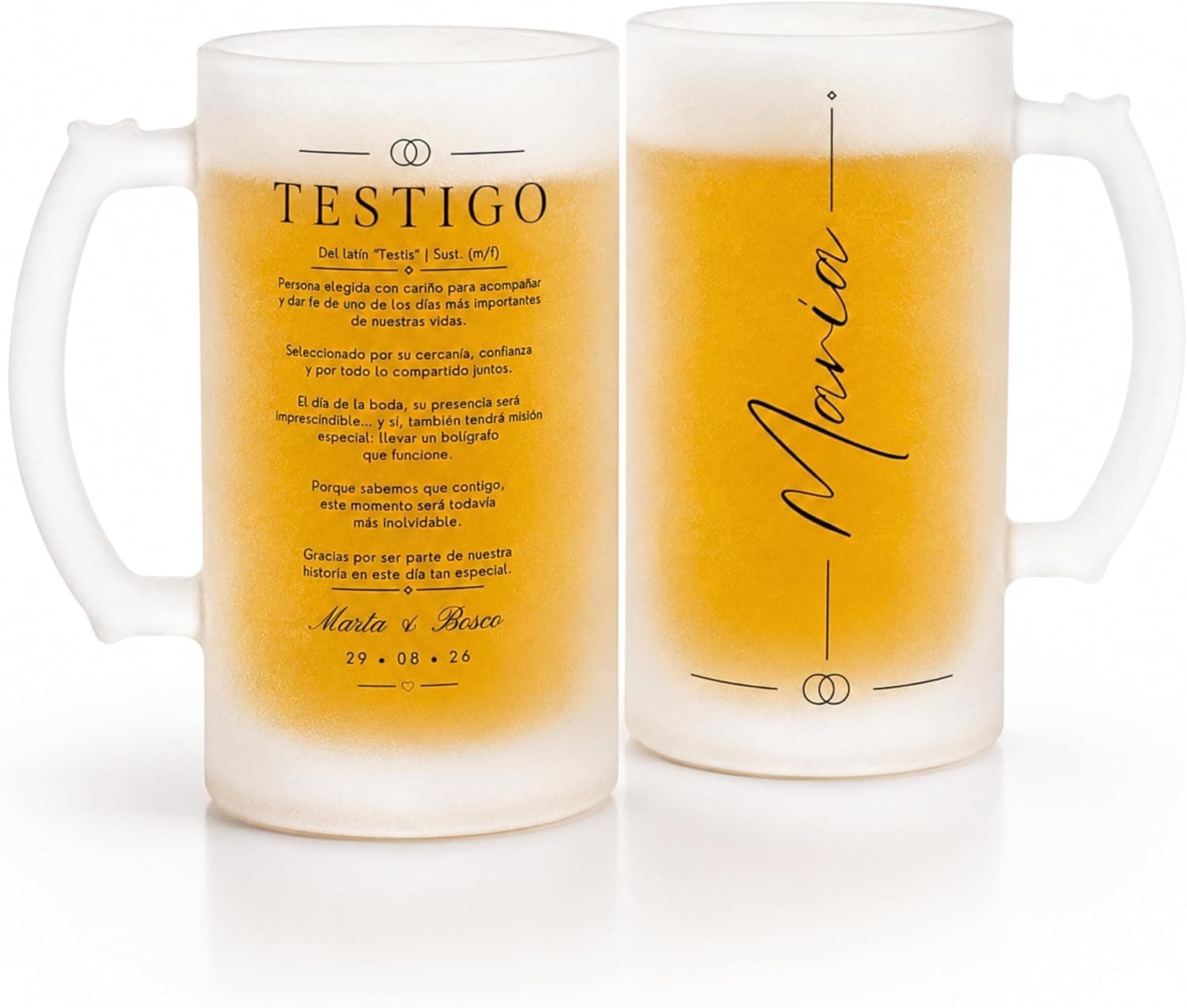 Dos jarras de cerveza de cristal mate grabadas con la definición de "testigo", los nombres de los novios y la fecha de la boda, y el nombre "Nuria" en la otra jarra