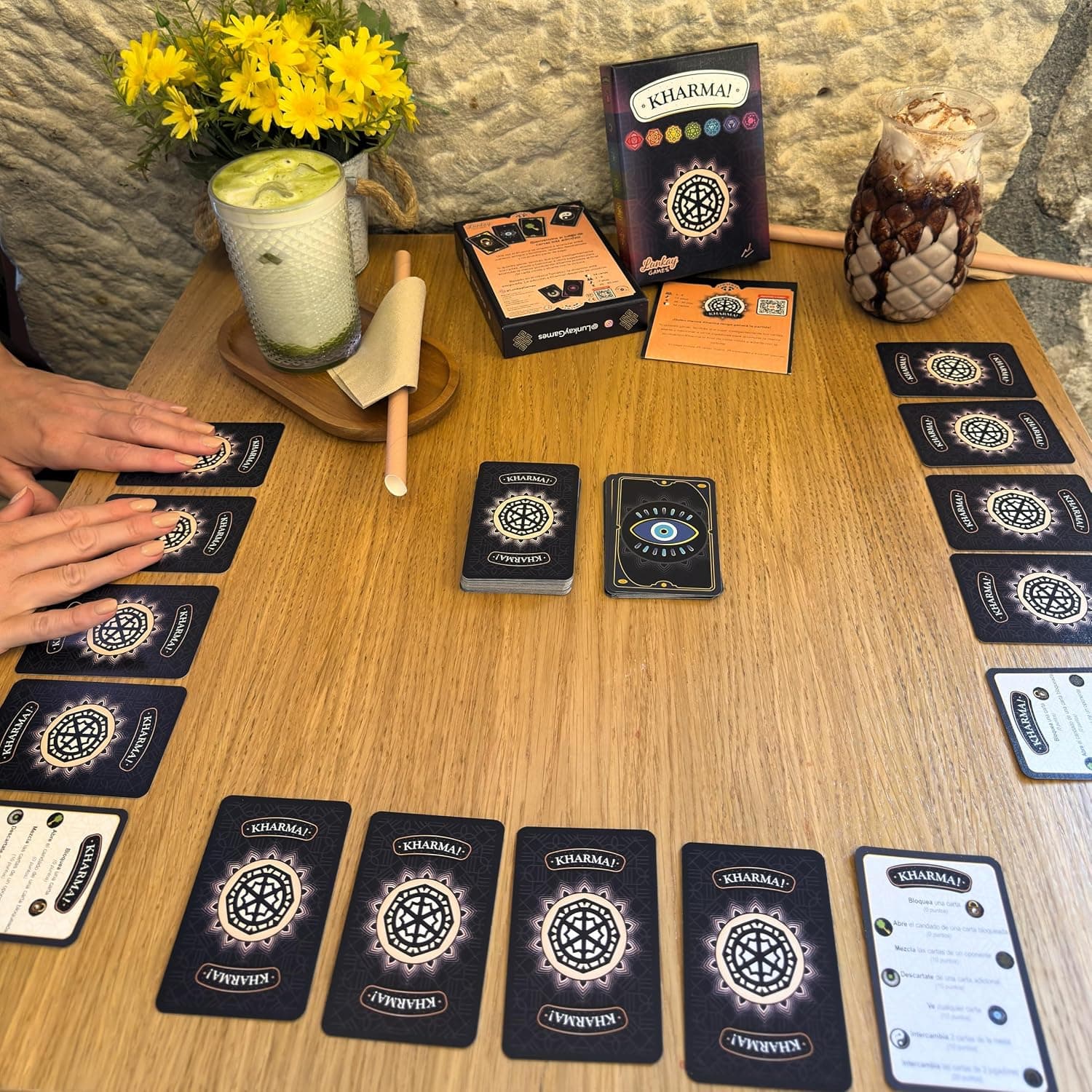 Cartas del juego Kharma! desplegadas sobre la mesa