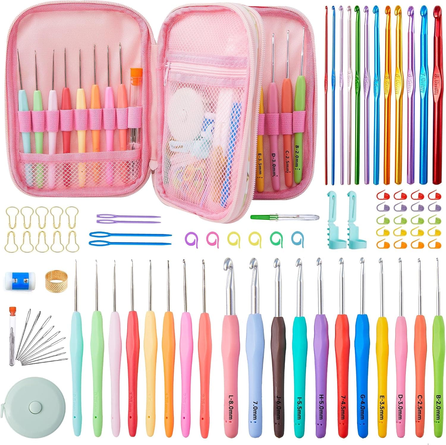 Los ganchillos de mango de goma de distintos tamaños del kit de Inscraft, ordenados junto a los demás accesorios