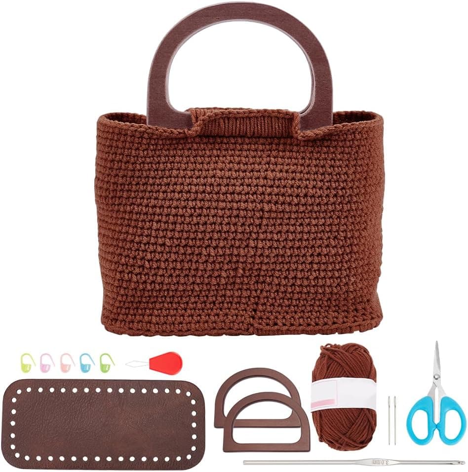Bolso de mano de ganchillo marrón terminado, con asas de madera curvadas, junto a los materiales del kit