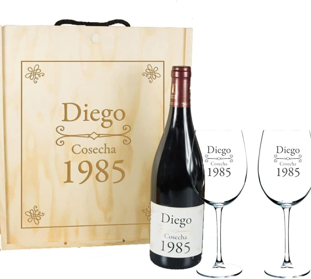 Caja de madera personalizada abierta, con una botella de vino y dos copas