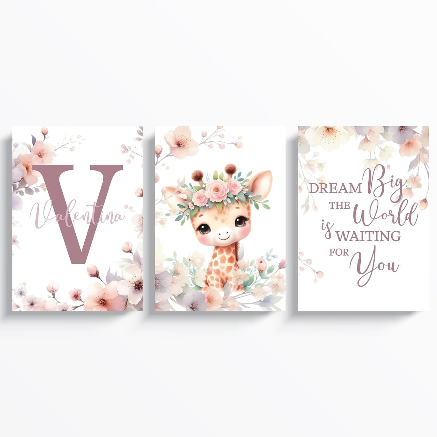 Set de tres láminas infantiles con diseño de jirafa y el nombre del bebé