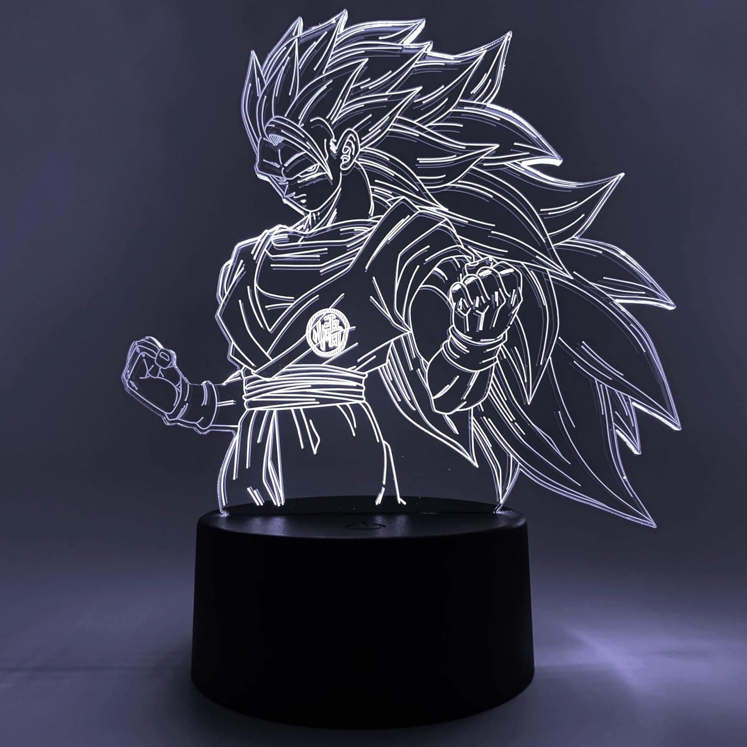 Lámpara de Goku Super Saiyan 3 iluminada en naranja sobre base de metal