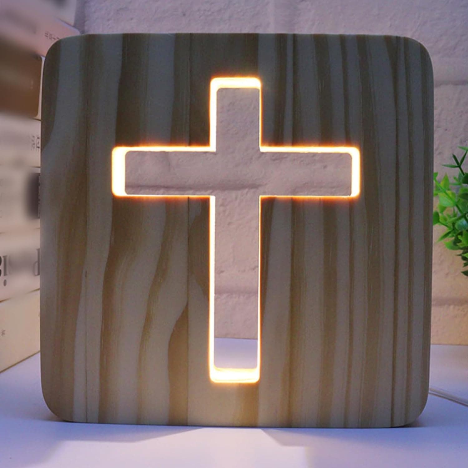 Lámpara de noche con la figura de Jesús en la cruz tallada en madera