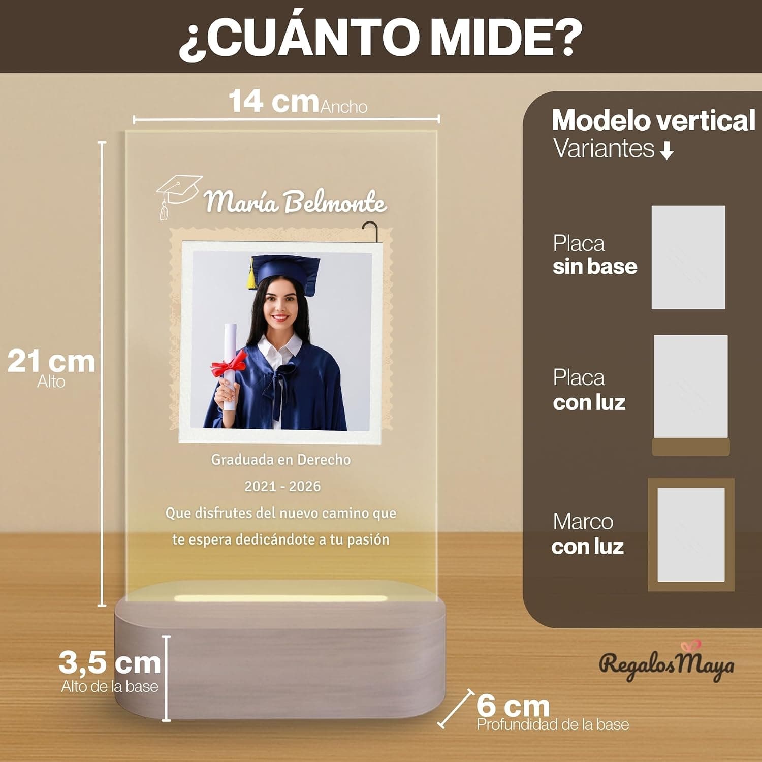 La lámpara encendida, con la luz cálida iluminando el grabado