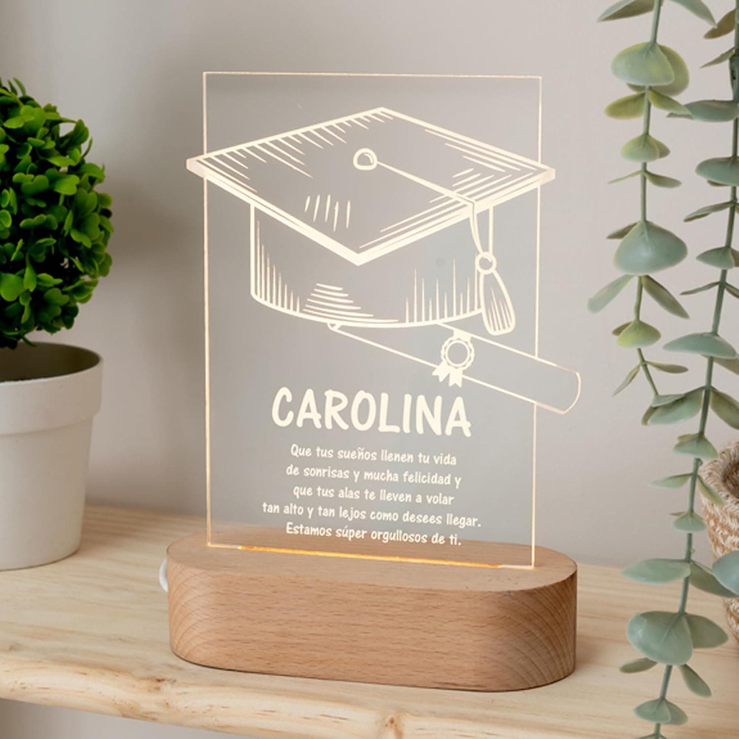 Lámpara de metacrilato con diseño de birrete y diploma, personalizada con el nombre Carolina y un mensaje de graduación