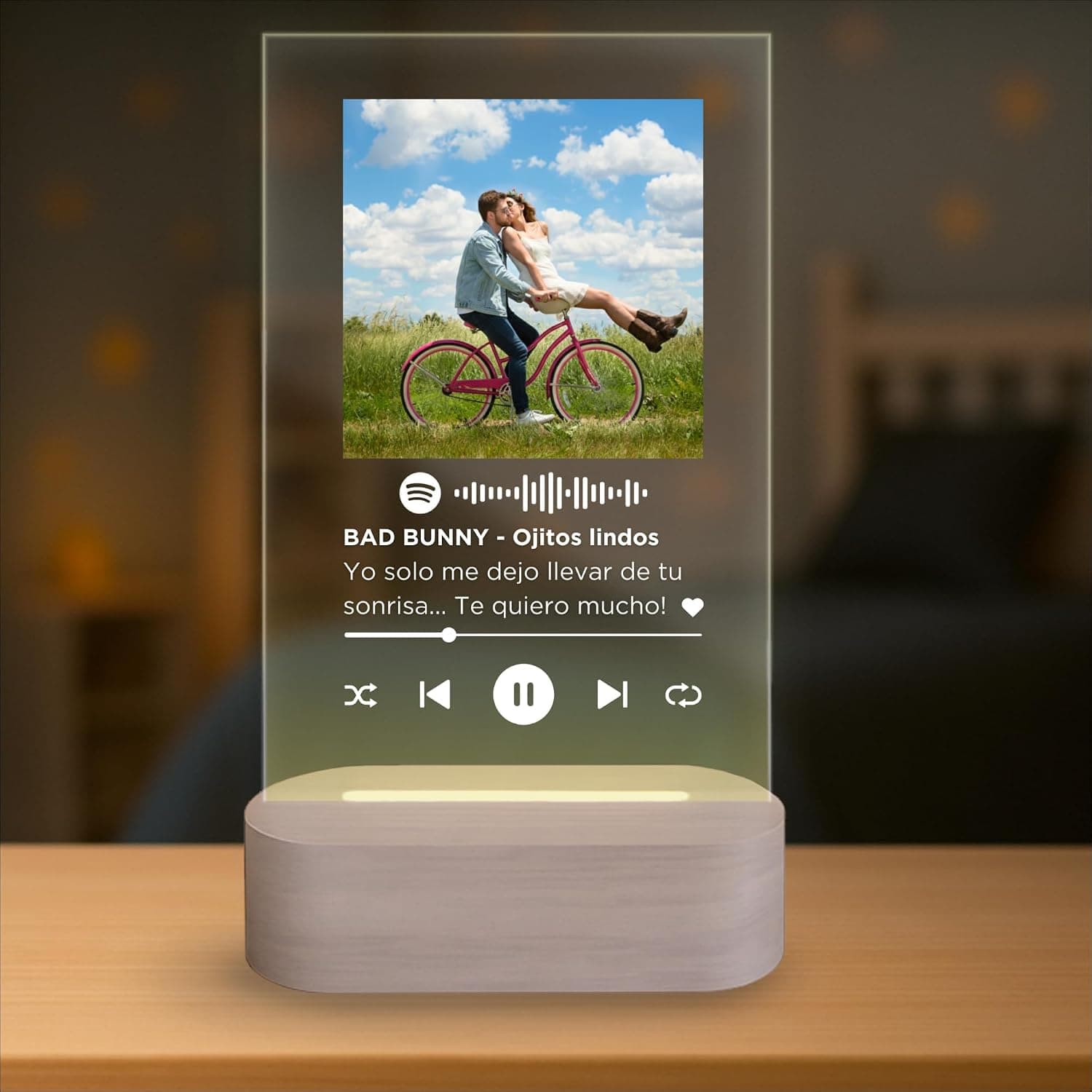 Lámpara con placa personalizada al estilo tarjeta de Spotify, con foto y texto grabados