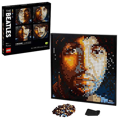 Mosaico LEGO de The Beatles montado en la pared con marco de exposición