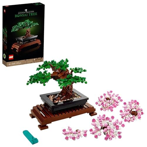 Bonsái LEGO clásico con maceta rectangular y hojas verdes sobre una base de listones de madera