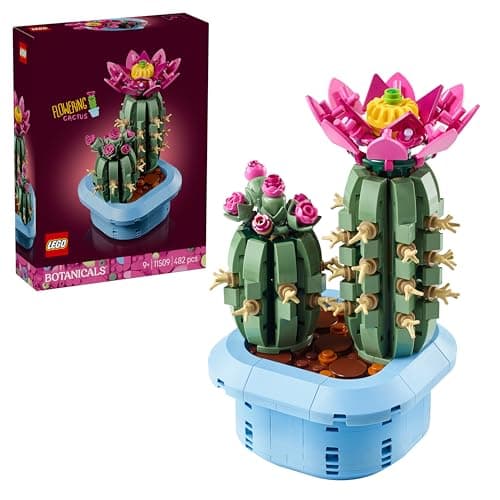 Dos cactus LEGO en maceta azul pastel, uno con flor rosa