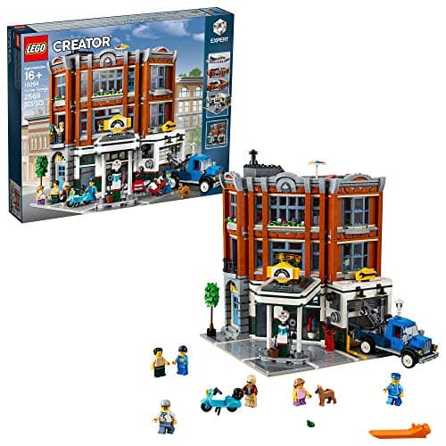Garaje esquinero LEGO de tres niveles con gasolinera y taller mecánico
