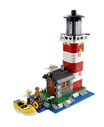 Maqueta LEGO de un faro costero con cobertizo y bote salvavidas