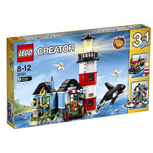 Maqueta LEGO de un faro costero con cobertizo