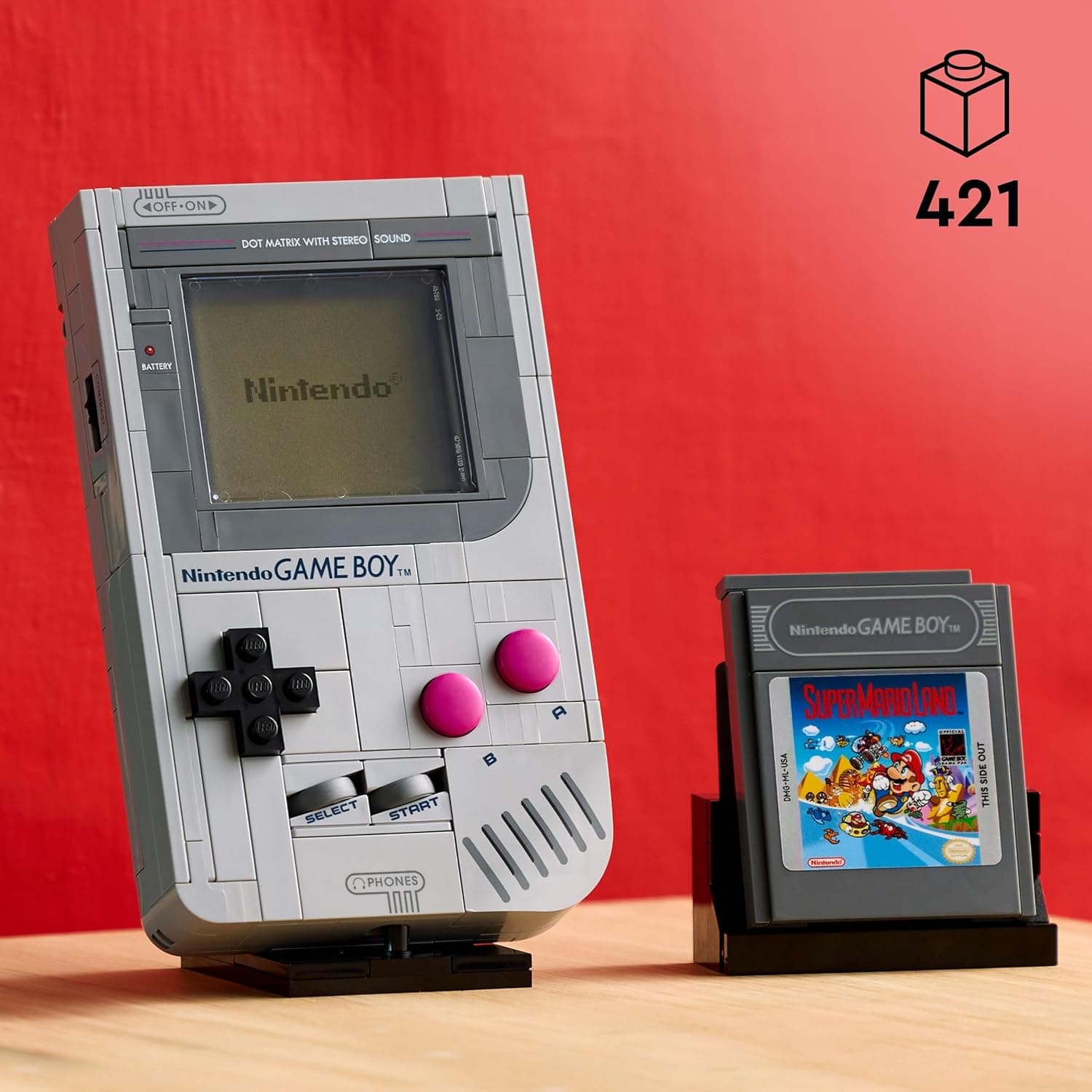 LEGO Game Boy montada sobre su soporte junto al cartucho de Super Mario Land