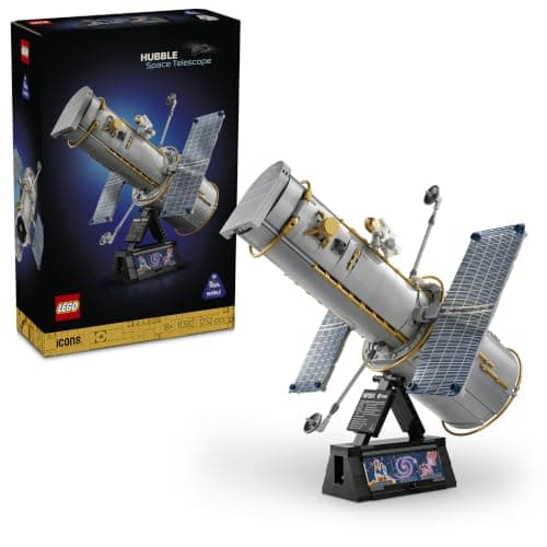 Réplica LEGO del telescopio espacial Hubble con paneles solares desplegados