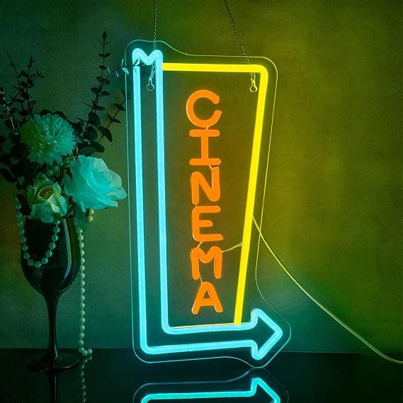 Letrero de neón LED con forma de flecha y la palabra Cinema en naranja y azul