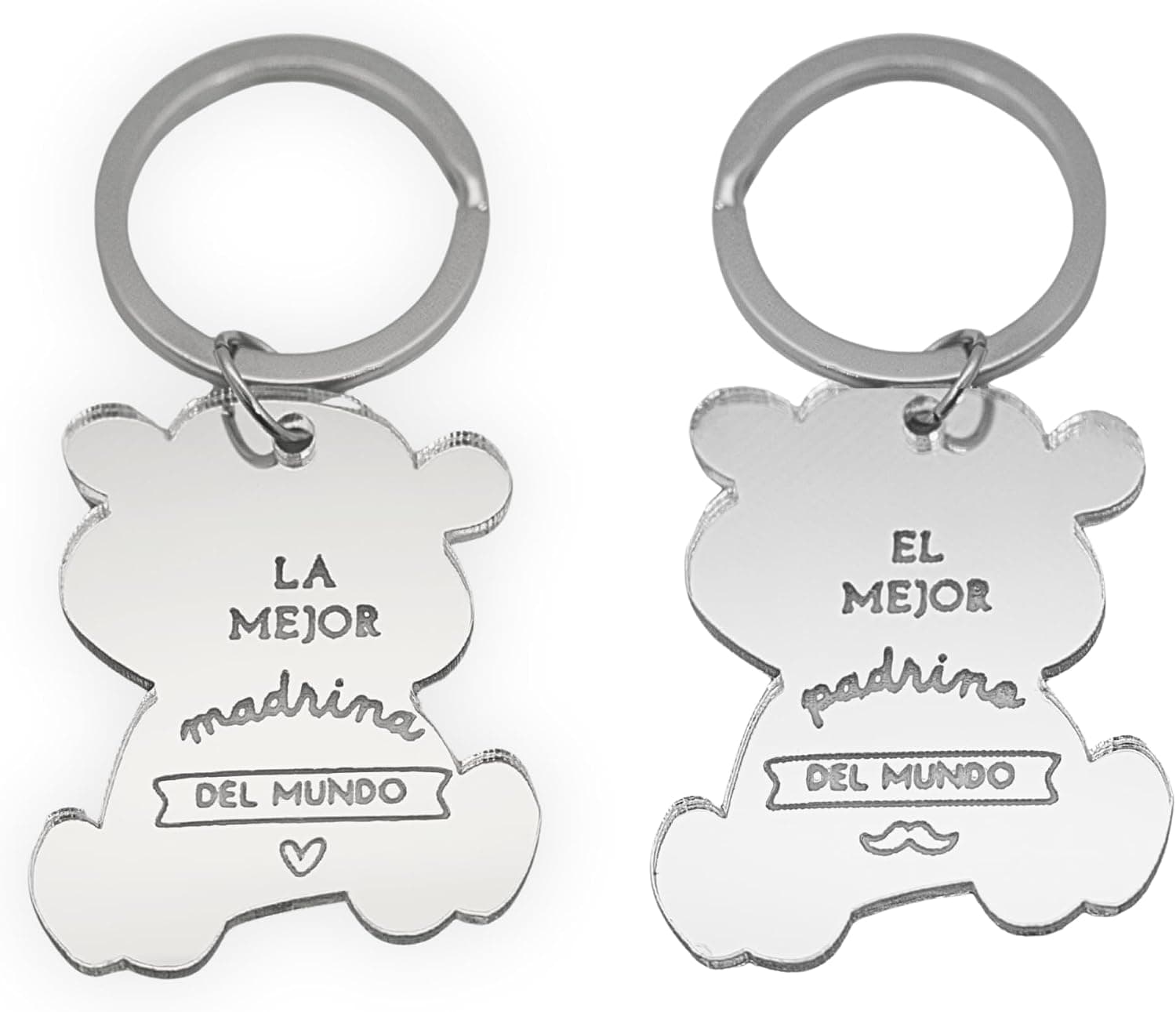 Dos llaveros plateados con forma de osito sentado y anilla, grabados con «la mejor madrina del mundo» y un corazón, y «el mejor padrino del mundo» con un bigote