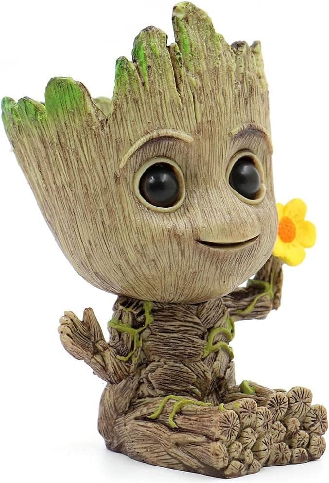 Maceta con forma de Groot en gris, con bolígrafos asomando por la parte superior