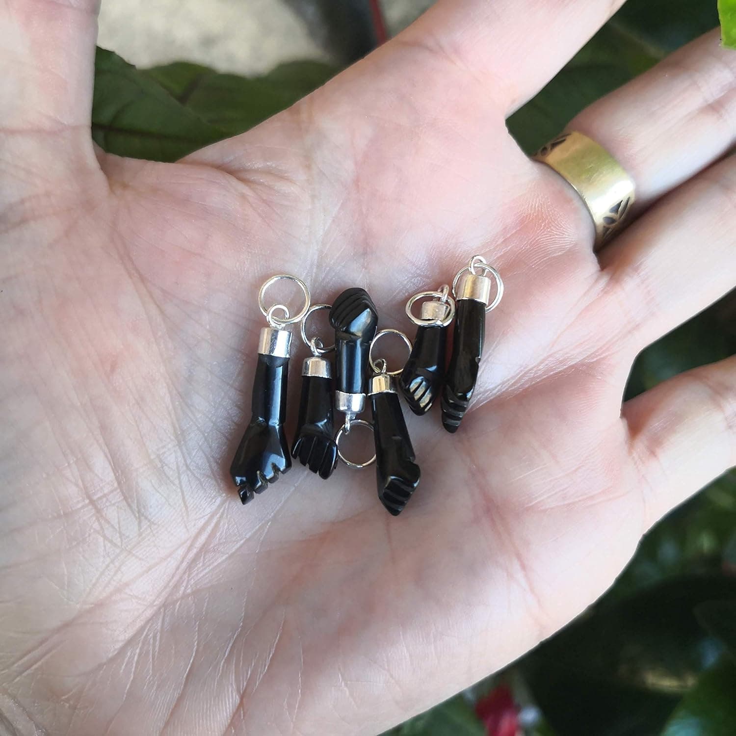 Detalle del cordón y el casquillo de plata del azabache