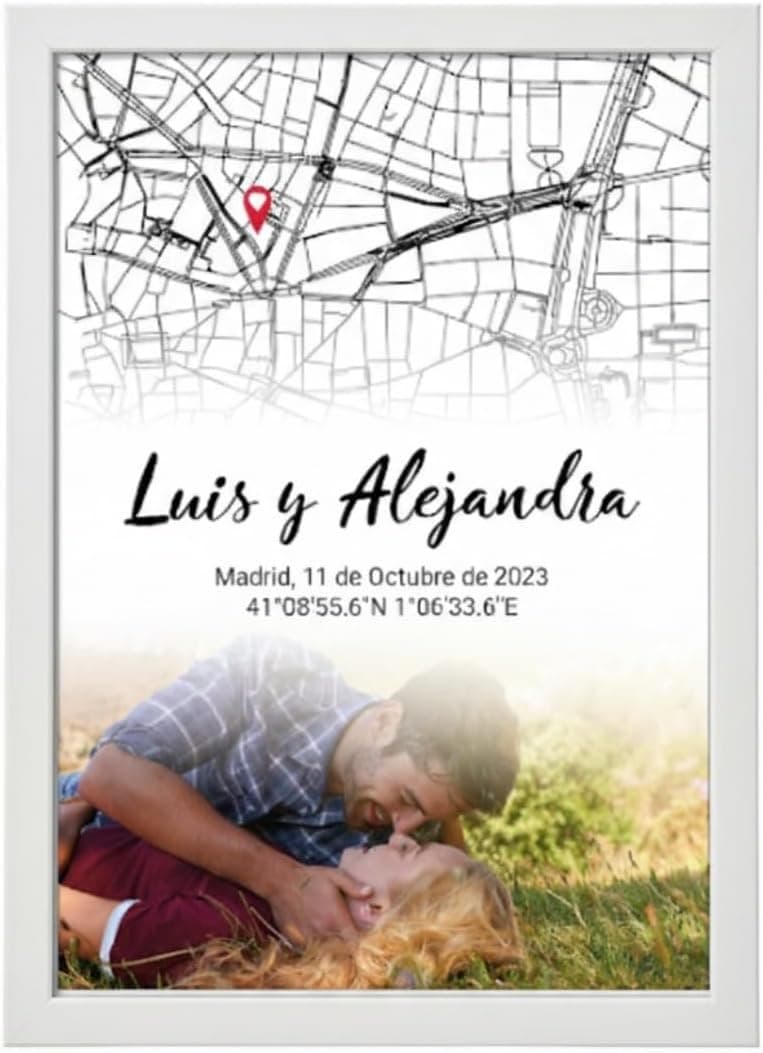 Cuadro decorativo con una foto de pareja y un mapa de coordenadas en forma de corazón