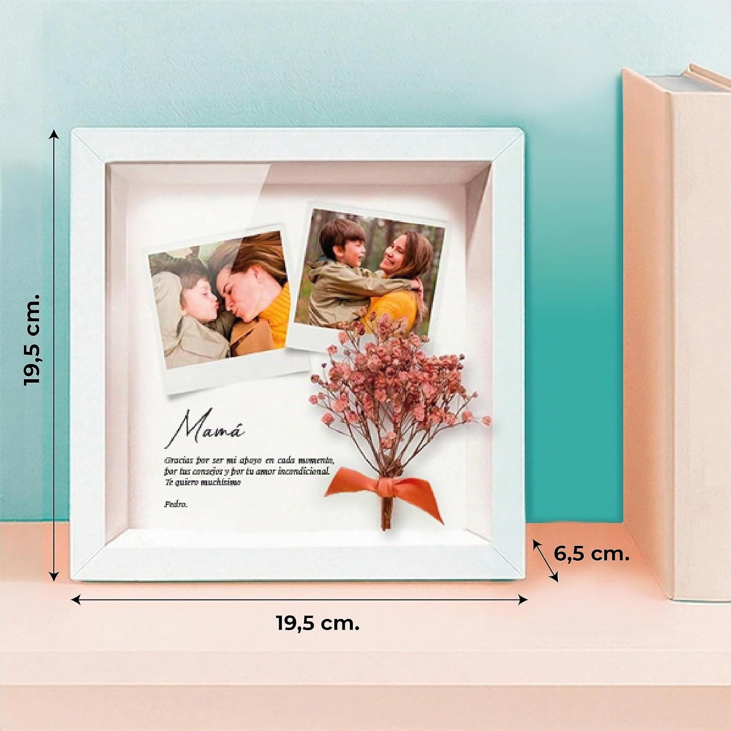 Marco decorativo con flores y una foto personalizada integradas