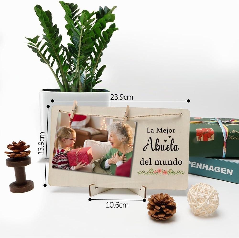 El portafotos sobre una mesa con fotografías colgadas
