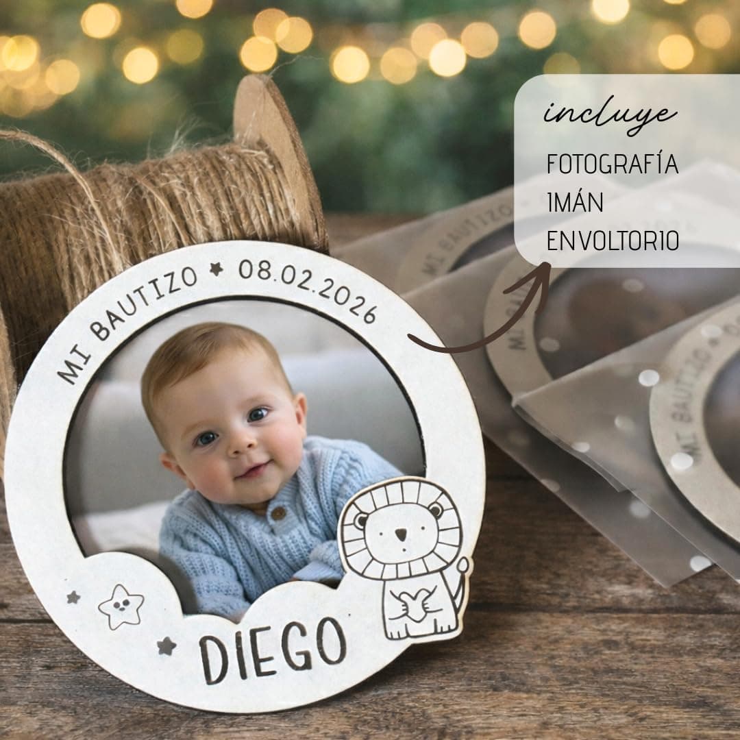 Imán circular de madera con la foto de un bebé enmarcada, el texto «Mi bautizo» y la fecha grabados alrededor, y el nombre «Diego» en la parte inferior, junto a un lazo de yute y varias unidades envueltas en bolsitas transparentes