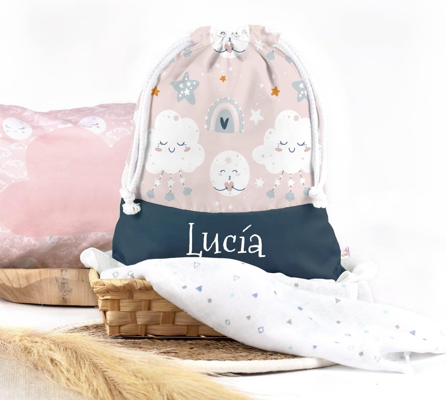Detalle de la tipografía y el diseño personalizado sobre la mochila saco