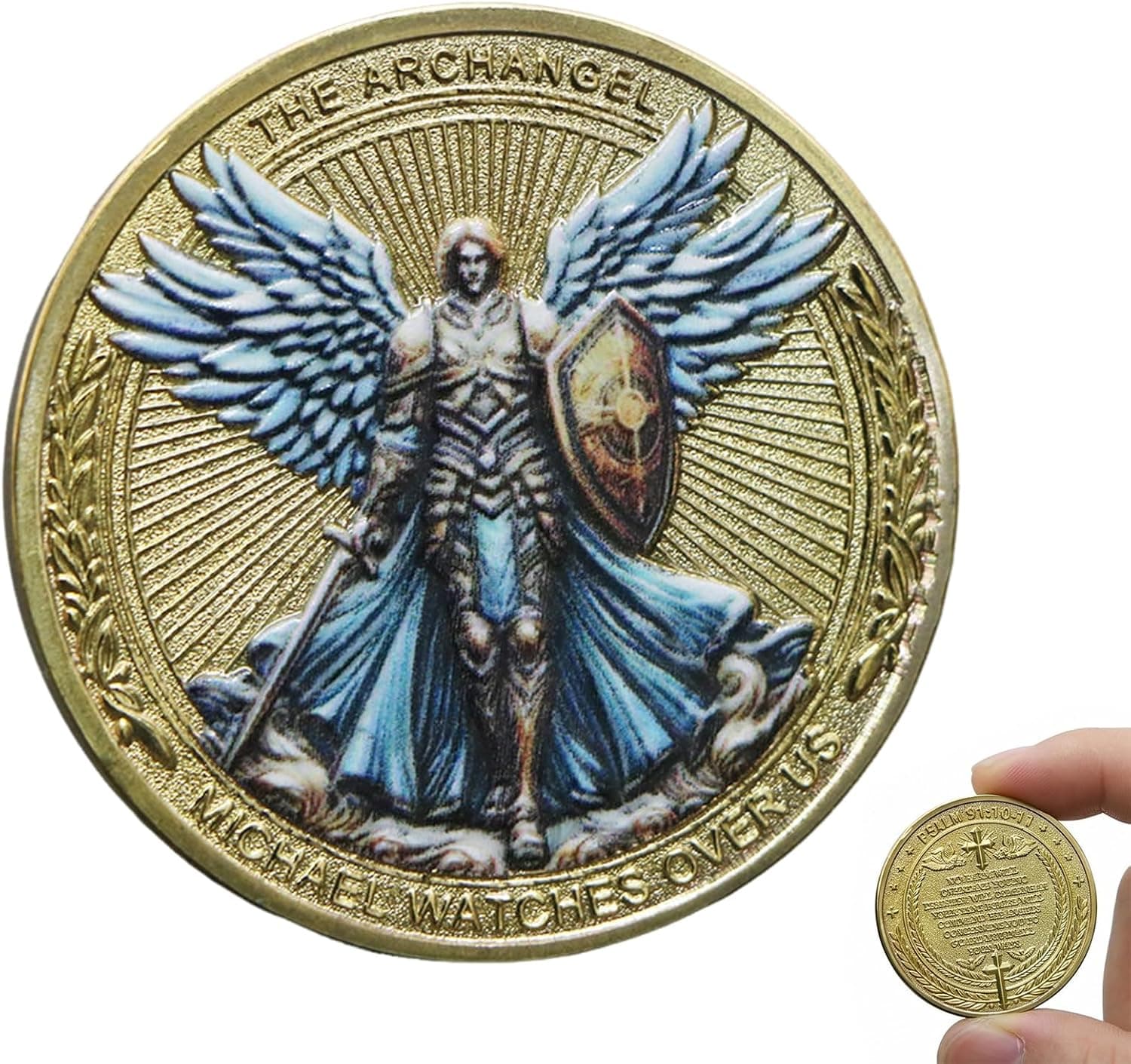 Moneda dorada del Arcángel San Miguel con relieve detallado