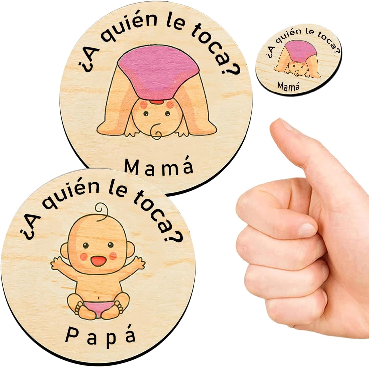 Tres monedas de madera con la pregunta «¿A quién le toca?» y dibujos de un bebé, una versión grande con mamá y otra con papá