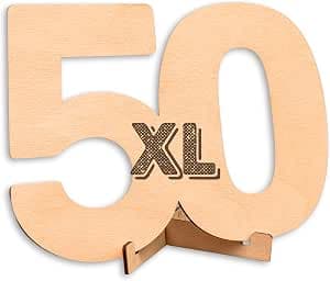 Tarjeta de madera natural con el número 50 tallado en tamaño grande