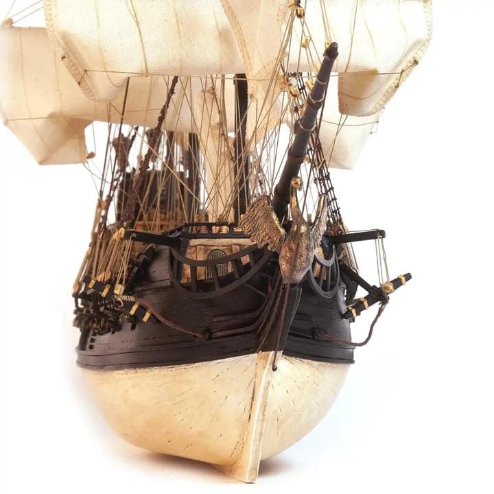 Casco negro del barco Cisne Negro en construcción