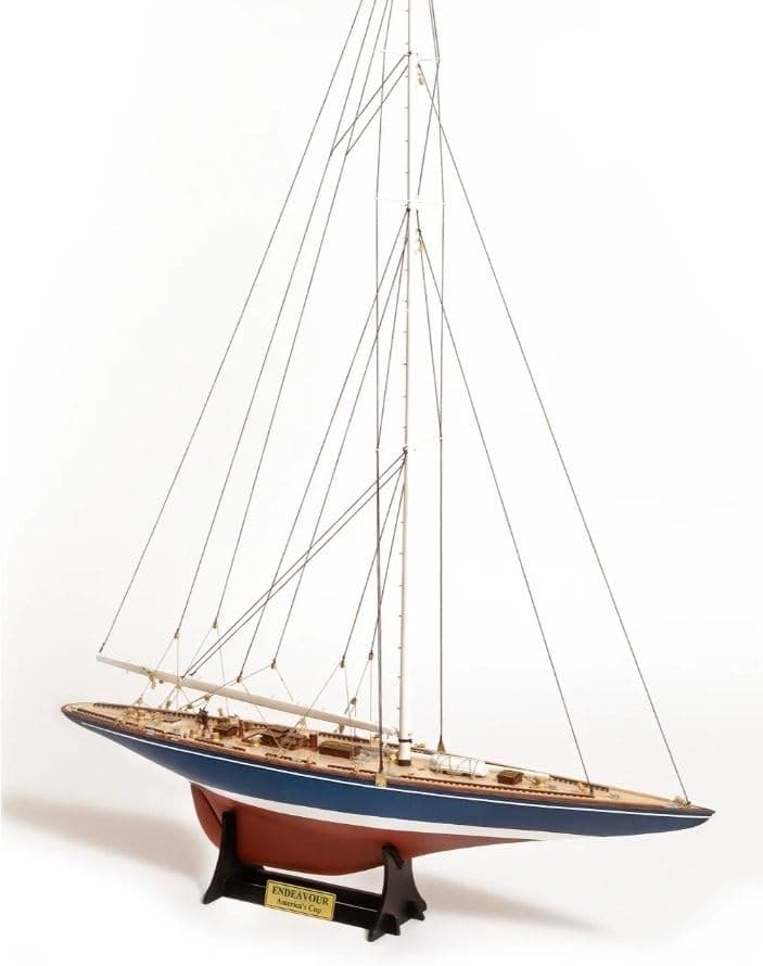 Casco del yate Endeavour en construcción