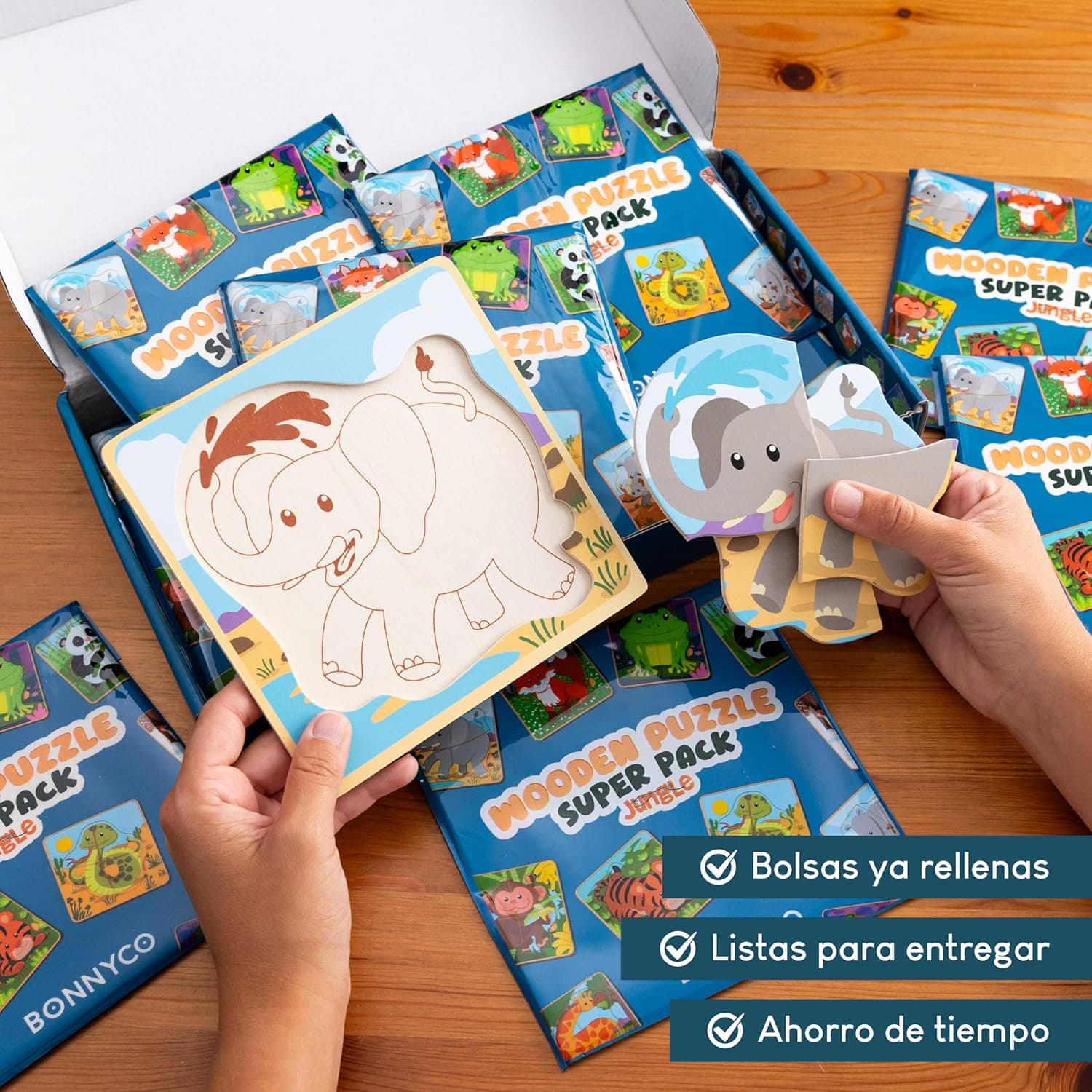 Un puzzle de madera montado con la silueta de un león sobre su marco guía
