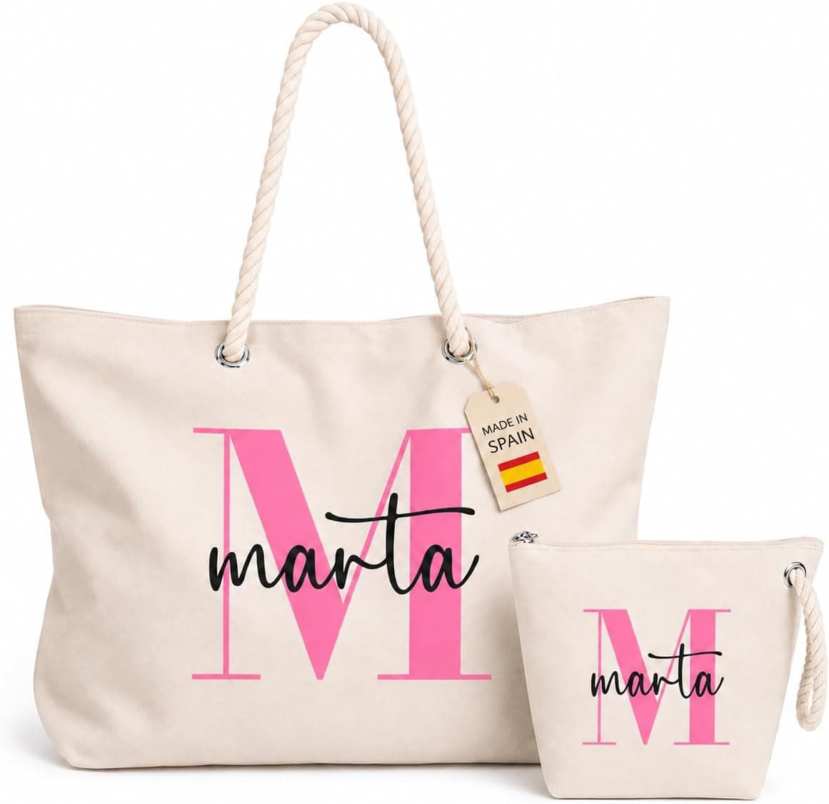 Bolso de playa de lona con la inicial "M" en rosa y el nombre "Marta", junto a un neceser a juego con el mismo diseño