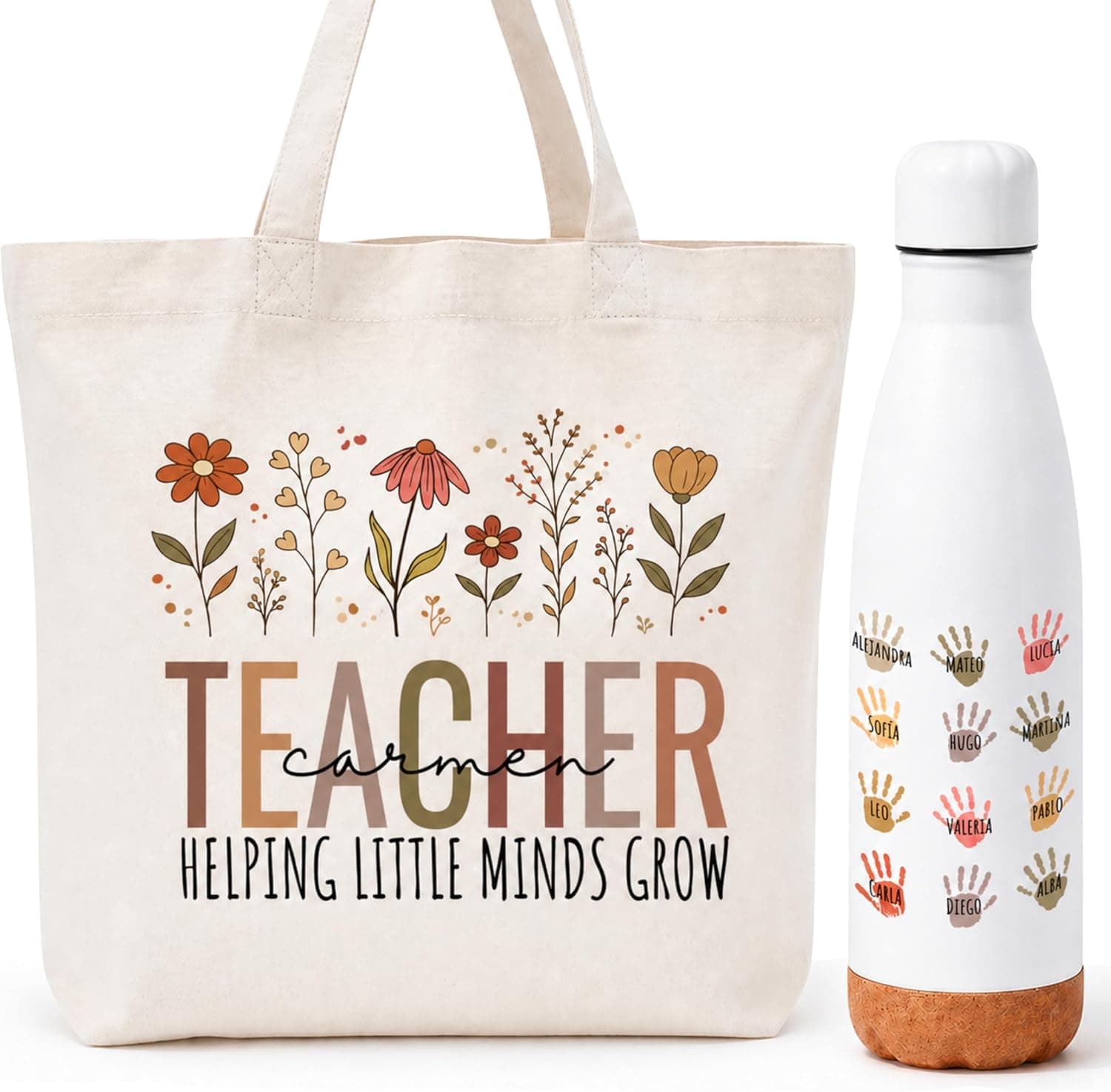 Bolso tote de algodón con la palabra "Teacher" y el nombre "Carmen", junto a una botella de acero con las huellas de manos y nombres de varios alumnos