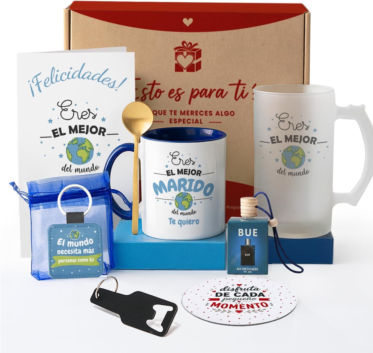 Jarra de cerveza de cristal junto a una taza personalizada, presentadas en una caja de regalo abierta