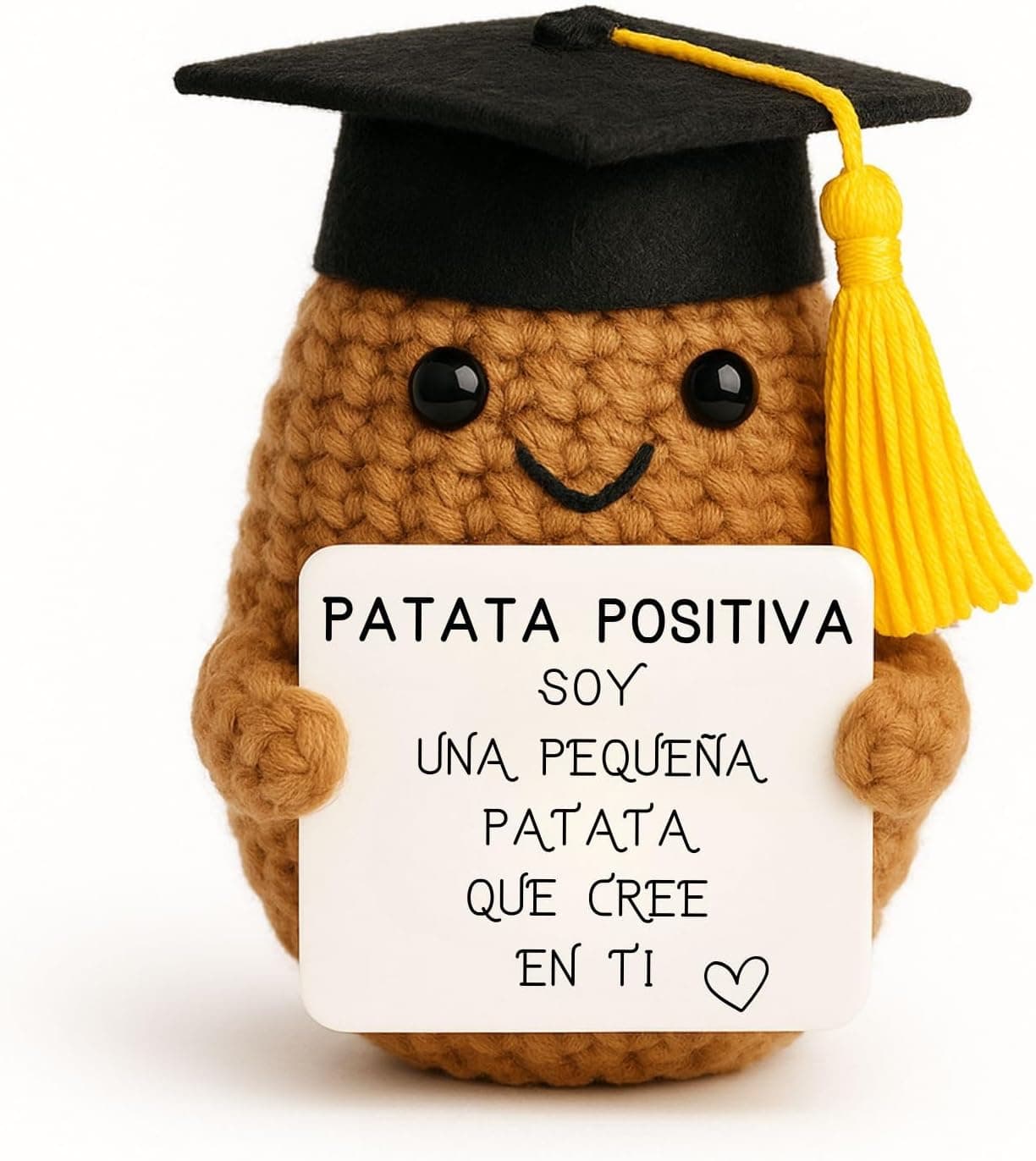 Patata tejida a ganchillo con birrete de fieltro y una placa que dice Patata Positiva, soy una pequeña patata que cree en ti