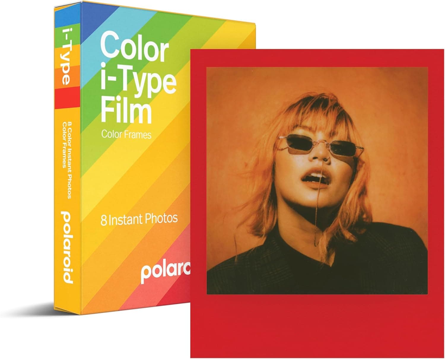 El paquete de película i-Type Color Frame junto a una foto con marco de color
