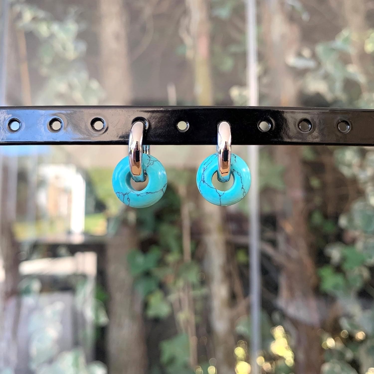 Los pendientes colgados al aire libre, mostrando el veteado natural de la piedra
