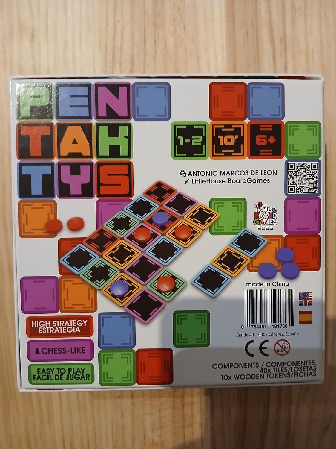 Piezas del juego colocadas sobre el tablero de Pentaktys