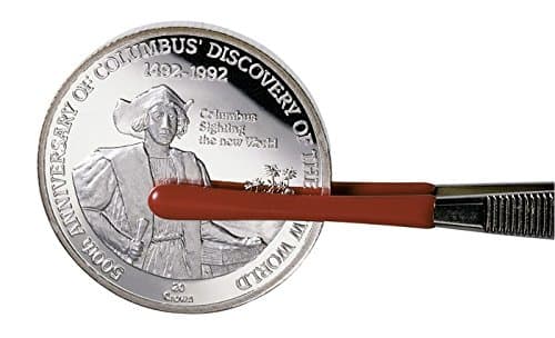 Pinza sujetando una moneda de colección